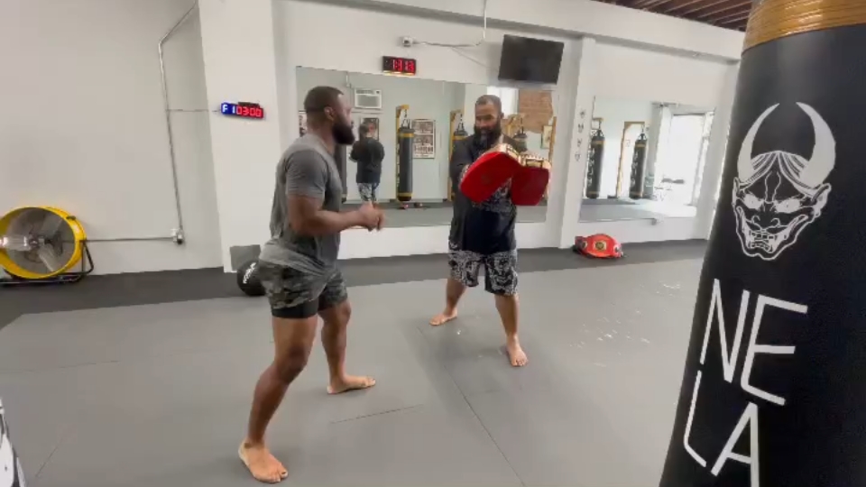 UFC夜战：天山天虎队强势横扫泰山霹雳队，速度优势明显定位球制造杀机-爱游戏官网